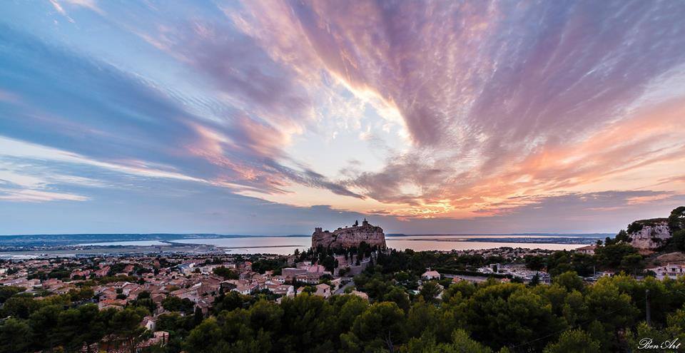 Le rocher de Vitrolles près de l' Aeroport Marseille